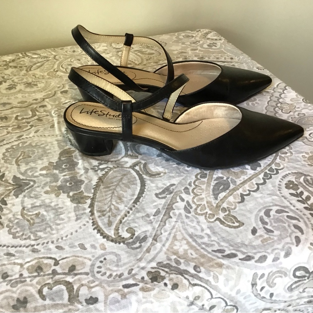Life Stride 8 wide black “Minimalist” sling back pumps - Picture 4 of 8